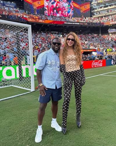 Tenemos una foto de Shakira junto a Kevin Hart! 🤩📸✨ Kevin Hart es uno de  los comediantes y actores más famosos de Hollywood, reconocido por sus  exitosas películas y su inconfundible sentido