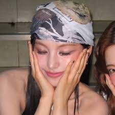 Cheryl Mee's Instagram, Twitter & Facebook