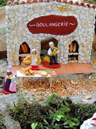 Mon Village De Santons Avec Ses Batiments Faits Maison Boulangerie Deco Village De Noel Santon Village De Noel Miniature