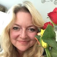 Julie Hazlett's Instagram, Twitter & Facebook