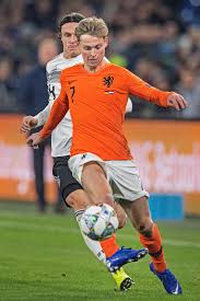 Het nederlands elftal kent een roemruchte geschiedenis die de liefde voor het voetbal in nederland goed weerspiegelt. Wie Er Ook Valt Bij Het Nederlands Elftal Hij Wordt Opgeraapt De Volkskrant