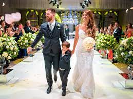 Ebenso wie sergio busquets und xavi hernandez das ist lionel. Lionel Messi Heiratet Mutter Provoziert Mit Kleid Derwesten De