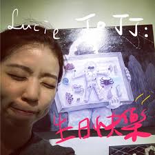 各位粉粉們早！ 也不是刻意，昨天路西我工作中正好有縫隙趕緊來看丁柏晏先生的展🌟 出門前驚覺恰好是他的生日！😱  展場真是非常神妙的空間，柏晏上回的太空燈罩，離開展場後靈魂就不同了。 而這次地上散落的銀色洋芋片，我想也會是一樣的狀態。 如果人生中稱得上有貴人 ...