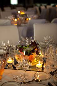 Centre De Table De Mariage Vase Boule Avec Calas Galets Et Miroir Par A Fleur Et A Mesu Table Mariage Orange Centre De Table Mariage Decoration Table Mariage