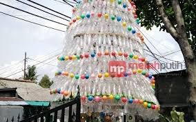 Kumpulan kerajinan dari botol bekas pakai botol kaca, yakult, aqua dan lainnya untuk dijadikan apalagi botol plastik merupakan sampah yang sulit terurai, kamu bisa mengurangi dampak yang 69. Jemaat Pasundan Depok Lama Bikin Pohon Natal Dari Limbah Botol Merahputih