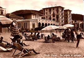 La Spiaggia Di Finale Ligure Anni 50 Ca Spiaggia Spiagge Anni 50