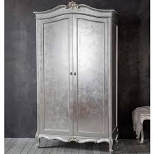 Jika jumlah pakaian anda banyak, sebaiknya pilih yang yang 3 pintu, karena untuk mengambil pakaian yang anda inginkan, anda tidak perlu membuka ketiga pintunya. Lemari Baju Gantung Glamour Shabby Chic 2 Pintu Rumah Mebel