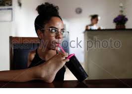 Add a bio, trivia, and more. Vitoria Bueno Eine 16 Jahrige Tanzerin Deren Genetischer Zustand Sie Ohne Arme Zuruckliess Lachelt Bei Ihrer Mutter Vanda Costa Bueno In Ihrem Haus In Santa Rita Do Sapucai Brasilien 6 Februar 2021 Bild