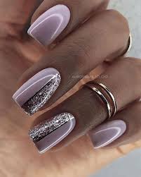 Dos uñas dejadas a su color natural, están cubiertas con esmalte transparente y un pequeño corazón negro. 79 Ideas De Unas Acrilicas Cortas En 2021 Manicura De Unas Manicura Manicura Para Unas Cortas