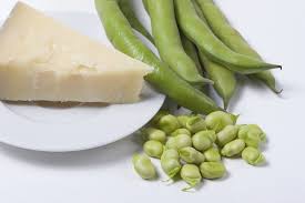 Spaghetti alle fave e pecorino | spaghetti with fava beans and pecorino cheese pasta with fava beans and pecorino cheese is a spring favorite, when the favas are young and you can eat them raw without peeling. Primo Maggio Vuol Dire Fave E Pecorino Il Faro Online