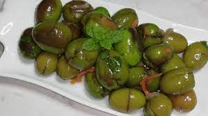 Prima di liberare le piante da tutte le olive per la molitura, viene preparare la salamoia portando in ebollizione in un pentolino a parte, l'acqua ed il sale (rapporto 1lt acqua / 100gr sale) e lasciando raffreddare. Olive Nuove Schiacciate E Condite Ricetta Siciliana Youtube