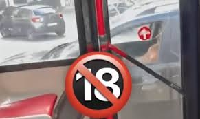 Roma, maniaco nudo in auto: vede le ragazzine sul bus e si masturba davanti  a tutti (VIDEO)