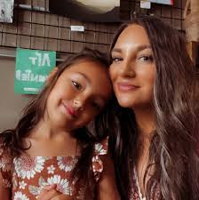 Local Photographer Offering Motherhood Minis Sessions