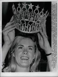 1955 Sue Ann Downey crowned "Miss USA' in Miamia Beach, Fla.