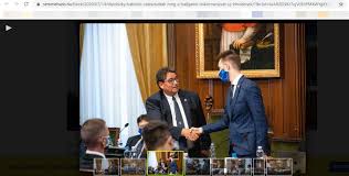 Merkely béla úgy gondolja, a koronavírus második hulláma hamarabb elérheti az országot mint a szezonális influenzajárvány. Merkely Bela Ket Fotoja Kozott Van Egy Maszknyi Kulonbseg Blikk
