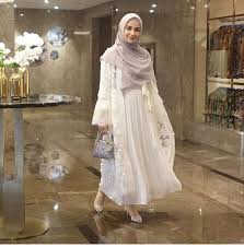 Agar tampil maksimal, pemilihan baju kondangan tentu perlu disesuaikan dengan kepribadian dan tema acara. Model Baju Kebaya Kekinian Baju Kondangan Modern
