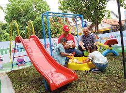 Gambar taman bermain anak sd. Pt Meka Adipratama Resmikan Taman Bermain Anak Di Salaman Mloyo Semarang Zonapasar Com