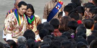 Dezember 2006 könig von bhutan und nachfolger seines vaters jigme singye wangchuck. Bhutan Feiert Die Adelshochzeit Des Jahres Der Drachenkonig Und Die Burgerliche Taz De