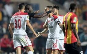 The new home has a knit collar and a pattern of red and white stripes on the lower part, shaded on the upper edge. Officiel Le Wydad S En Remettra Au Tas L Observateur