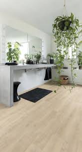 quick step sol stratifie eligna chene venise beige el3907 dans une salle de bain moderne cliquez ici p sol stratifie deco parquet salle de bains moderne