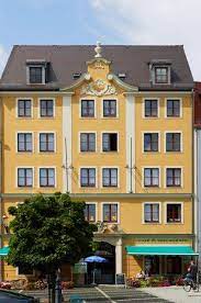 Weiterhin hat die wohnung im erdgeschoss vollständig neue fenster bekommen und in den oberen etagen wurden die originalen altbaufenster aufgearbeitet. 2 Raum Wohnung Zittau Innenstadt Balkon Und Aufzug