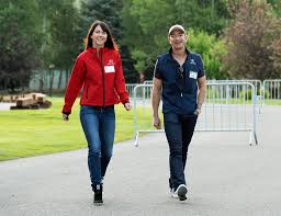 The news trickled out saturday after jewett posted on scott's giving pledge page, and was first she apparently met jewett through seattle's lakeside school, where her children attend classes and. Jeff Bezos Ex Frau Mackenzie Scott Hat Wieder Geheiratet Promiflash De