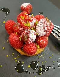 Tartelettes Hyper Sablees Aux Framboises Et A La Rhubarbe Fraiche Comment Resister Aux Fruits De Saison Decouvrez Le Chef En Mini Tarte Framboise Rhubarbe