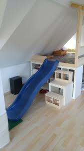 Ikea Hack Auf 2 Kallaxregalen Ist Ein Spielpodest Mit Rutsche Entstanden So Ist Der Platz Unter Der D Zimmer Fur Jungen Kinderschlafzimmer Bett Kinderzimmer