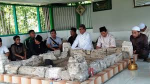 Bacaan doa ziarah kubur | sumber : Awali Pengabdian Di Nu Pwnu Sulbar Nyekar Di Makam Ulama Editorial9