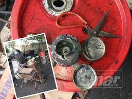 Menyembur punca api dengan alat pemadam api. Mekanik Parah Silinder Gas Kimpalan Meletup