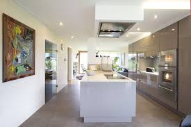 Moderne Kuche Hochglanzend Raumhohe Hochschranke Mit Ausreichend Stauraum Moderne Kuche Moderne Kuchen Inspiration Moderne Weisse Kuchen