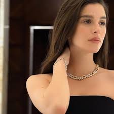 Sandra Gago posa por primera vez como mamá para ¡HOLA! con impresionantes  joyas