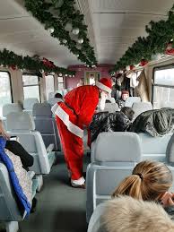 Unul, sare de pe scara. Ca Sa L Vada Pe Mos Craciun In Carne Si Oase Numerosi Copii Au Urcat Pentru Prima Oara In Tren