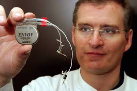 Prof. Dr. Jan Maurer (GER Chefarzt HNO-Klinik Koblenz) zeigt ein