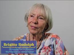 Brigitte Rudolph und die Urkunde von Herta Wunder für den Schwimmweltrekord  von 1931