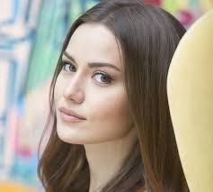 Hayat felsefesi nedir diye sorduklarında 'carpe diem' yanıtını veriyor! Turkish Actress Fahriye Evcen Married Actor Husband Burak Ozcivit In 2017