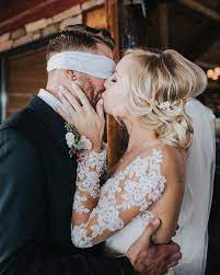 20 Must Have Wedding Photo Ideas You Ll Love My Deer Flowers Wedding Photos Poses Wedding Picture Poses Wedding Photography Poses