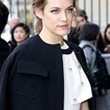 Sandy Henderson (played by Riley Keough) outfits