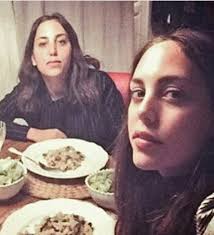Cihangir'de bir kadın arkadaşıyla yemek yiyip kahve içen ezgi karayel'i görenler, fotoğraf çektirmek istedi. Oyku Karayel In Ikizi Ezgi Karayel Den Muhabirlere Tepki
