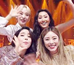 Moments when solar and wheein decides to ruin my bias list. Moonbyul Wheein And Solar Image 7035306 On Favim Com