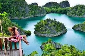 Dari ketujuh telur tersebut, empat telur kemudian menetas dan menghaisilkan pangeran yang menjadi raja di pulau. Wisata Raja Ampat