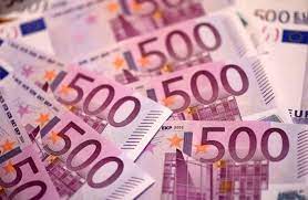Bancnotele cu valoarea de 500 de euro au devenit deosebit de atractive pentru amatorii de mită, dar și pentru mafia care își realizează tranzacțiile pentru a nu provoca panică, uniunea europeană a declarat că bancnotele vechi vor fi scoase din uz treptat, pe măsură ce acestea se vor întoarce în. Zilele Bancnotei De 500 De Euro Se Apropie De Final Apar Noi Bancnote De 100 Si De 200 De Euro Lifenews Ro