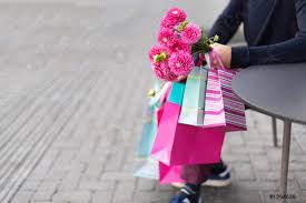 Consegnare fiori e piante per feste di compleanno, frasi sul biglietto di compleanno, regalare fiori per augurare un buon compleanno, mazzi di fiori da inviare al festeggiato per il compleanno. Foto D Archivio Fidanzato In Attesa Per La Sua Fidanzata Vicino Caffe E Tenendo Fiori Bouquet E Mazzo Di Borse Rosa Regalo Pronto Per Festa Di