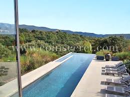 Grande Piscine Avec Vue A Bonnieux Dans Le Luberon Location De Vacances D Une Maison Contemporaine Coins Secr Locations Vacances Vacances Maison De Vacances