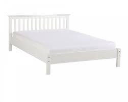 Stabiles Bett Im Klassischen Landhausstil Neutrales Weiss Fur Die Perfekte Ruhezone Wunderbar Kombinierbar Mit Unsere Schlafzimmermobel Bett 140x200 Weiss Bett