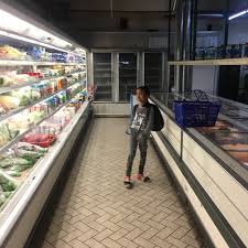 Hypermarket adalah pertubuhan runcit besar yang merupakan gabungan pasar raya dan gedung serbaneka. Pasar Raya Grand Union Jalan Tanjung Sd 13 1