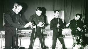 Since florian schneider's departure in 2008, he is now the single remaining original member of kraftwerk. 6 Skurrile Fakten Uber Kraftwerk Korrrekt Tursteher Sang Bei Das Model Mit Leben Wissen Bild De