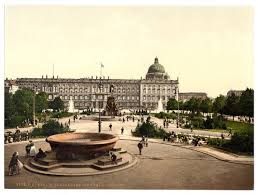 W tle widoczny pałac saski z grobem nieznanego żołnierza (lata 30). Nowy Stary Zamek W Berlinie Za 680 Milionow Euro W Niemczech Dlugo Debatowano Nad Jego Odbudowa Historia Org Pl Historia Kultura Muzea Matura Rekonstrukcje I Recenzje Historyczne