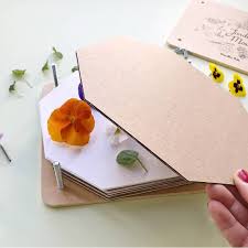 C Est Le Moment De Faire Secher Les Fleurs Du Printemps Decouvrez La Presse A Fleurs Du Jardin Du Moulin Tres Facile Fleurs Printemps Le Moulin Fleur Jardin