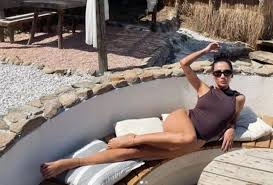 Aybüke Pusat Derin Bacak Dekoltesiyle Şov Yaptı